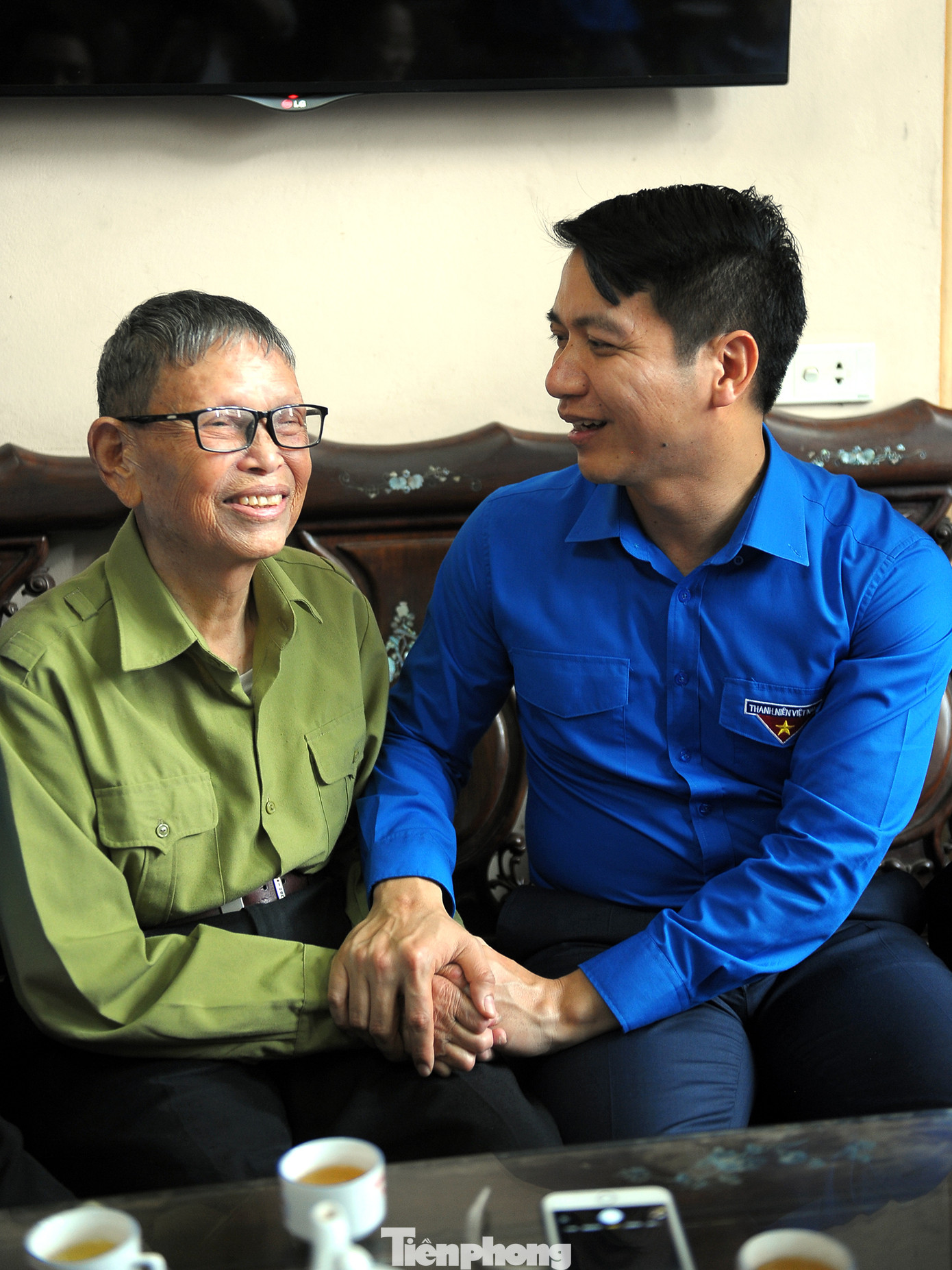 Thăm thầy giáo 'Nghìn việc tốt' ảnh 6