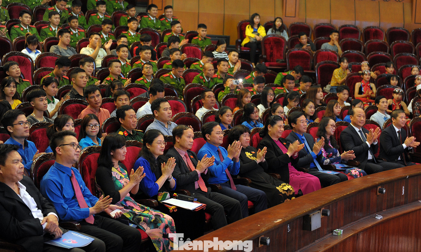 Tuyên dương 63 giáo viên 'gieo chữ trên mây, ươm chữ trên núi' ảnh 2