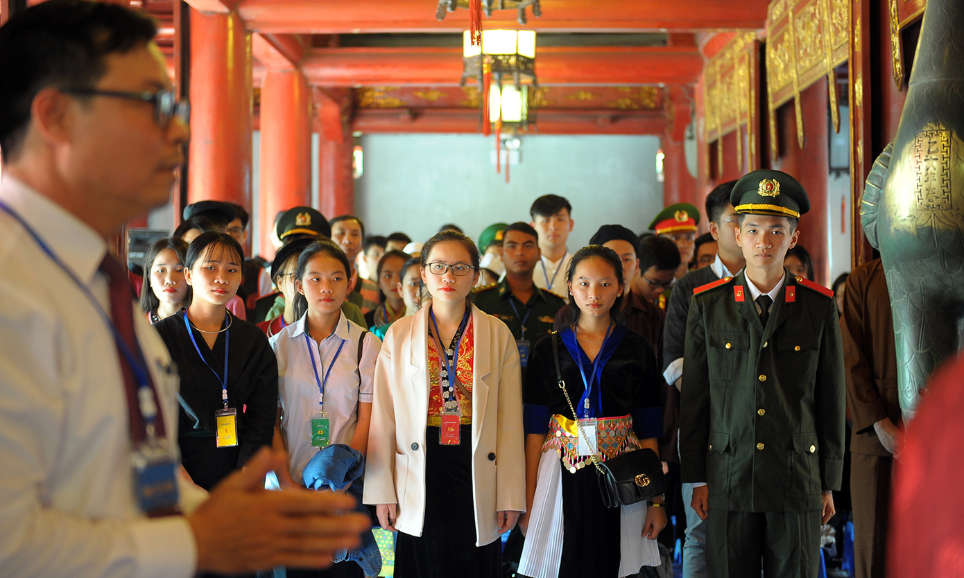 120 gương dân tộc thiểu số dâng hương, ghi sổ vàng Văn Miếu - Quốc Tử Giám ảnh 5