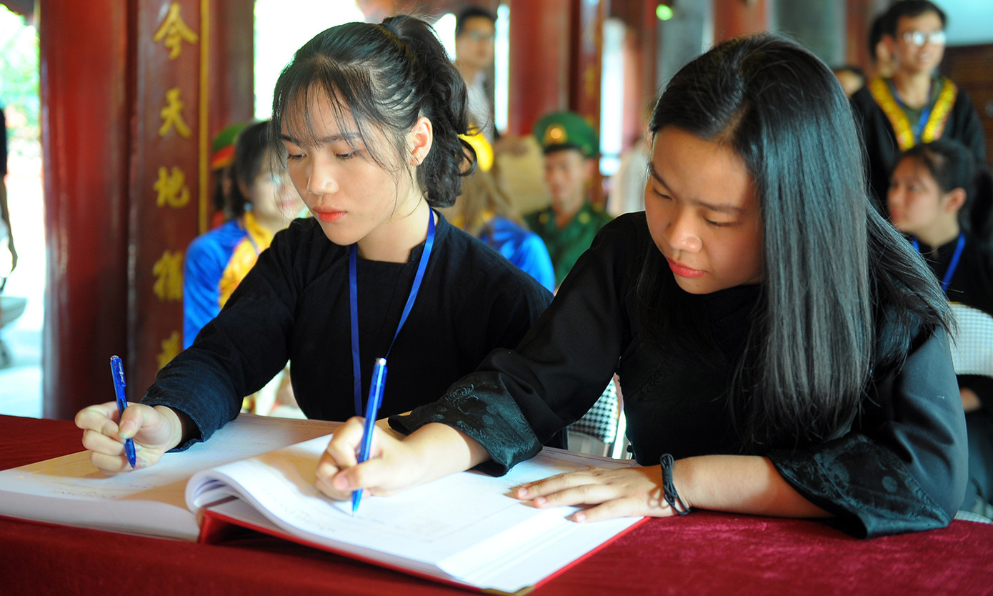 120 gương dân tộc thiểu số dâng hương, ghi sổ vàng Văn Miếu - Quốc Tử Giám ảnh 10