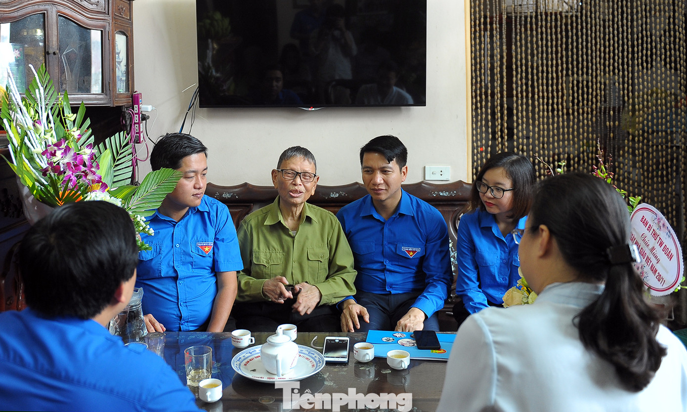 Thăm thầy giáo 'Nghìn việc tốt' ảnh 1
