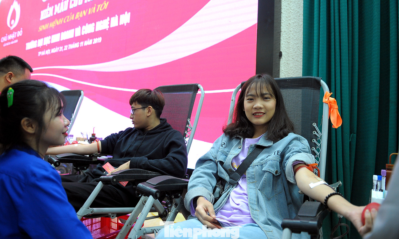 Sinh viên Kinh doanh Công nghệ tưng bừng hiến máu khởi động Chủ nhật Đỏ 2020 ảnh 11