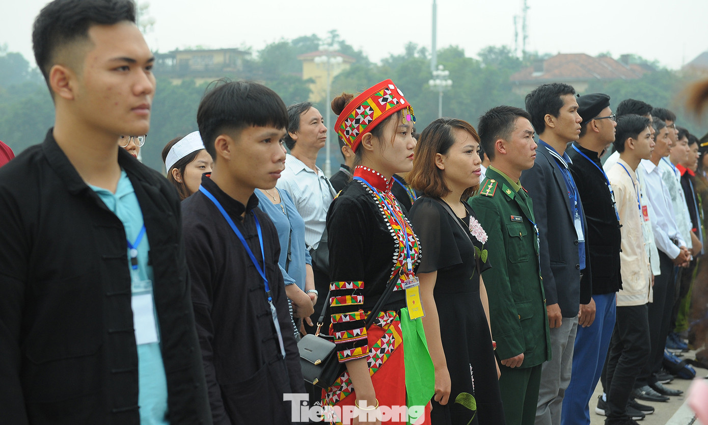 Thanh niên dân tộc thiểu số xuất sắc báo công, viếng lăng Bác ảnh 8
