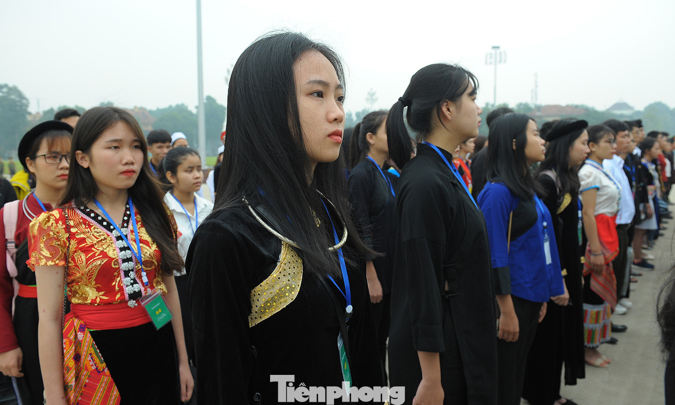 Thanh niên dân tộc thiểu số xuất sắc báo công, viếng lăng Bác ảnh 7