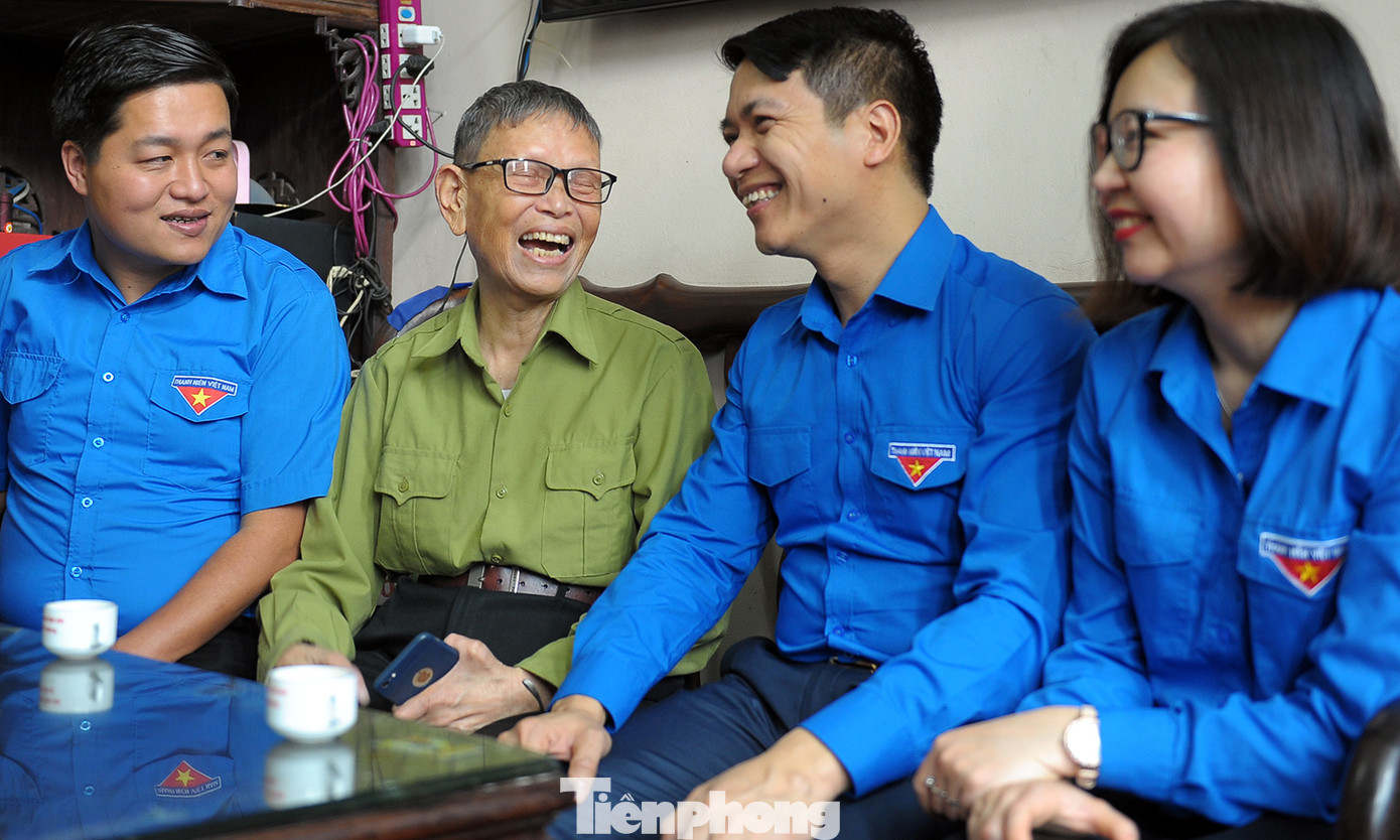 Thăm thầy giáo 'Nghìn việc tốt' ảnh 2