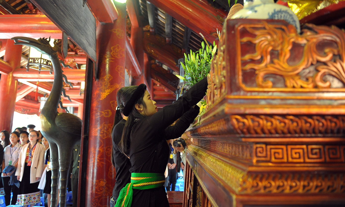 120 gương dân tộc thiểu số dâng hương, ghi sổ vàng Văn Miếu - Quốc Tử Giám ảnh 4