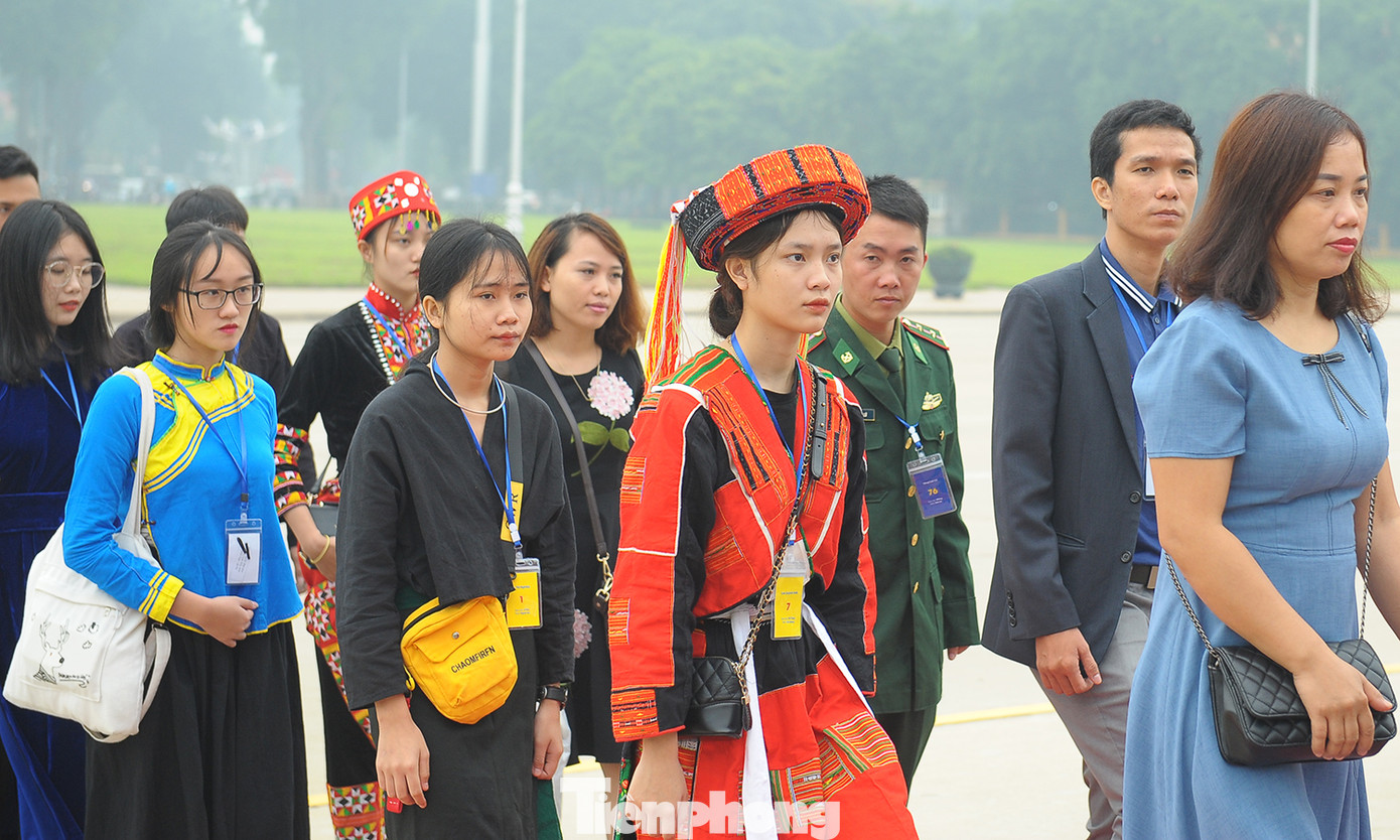 Thanh niên dân tộc thiểu số xuất sắc báo công, viếng lăng Bác ảnh 13