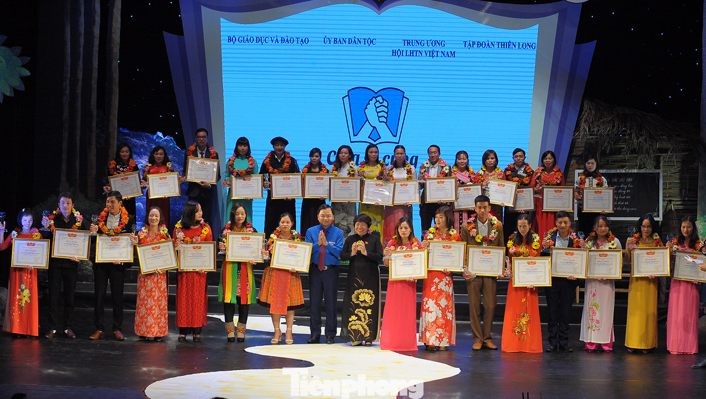 Tuyên dương 63 giáo viên 'gieo chữ trên mây, ươm chữ trên núi' ảnh 9
