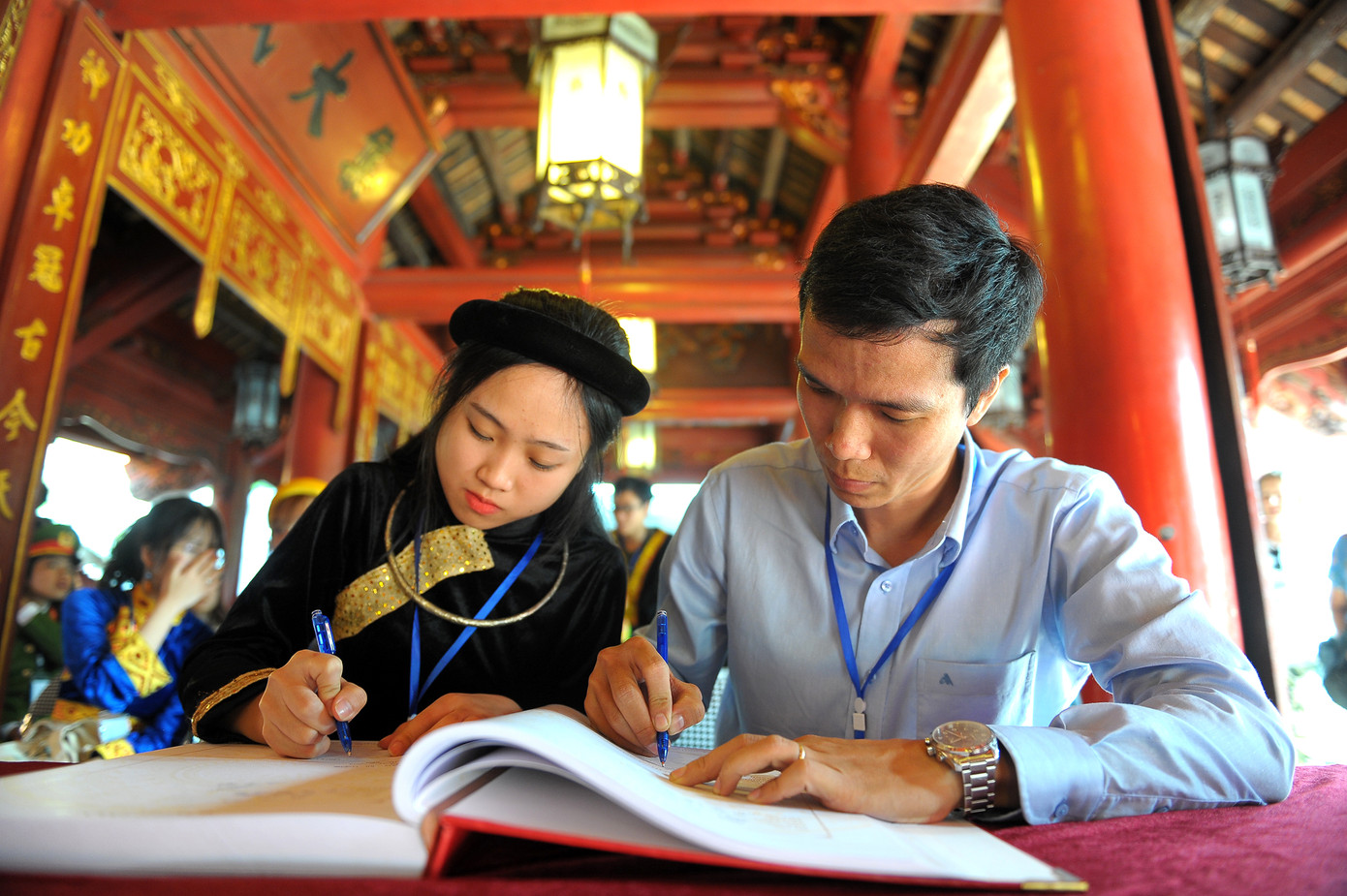 120 gương dân tộc thiểu số dâng hương, ghi sổ vàng Văn Miếu - Quốc Tử Giám ảnh 9