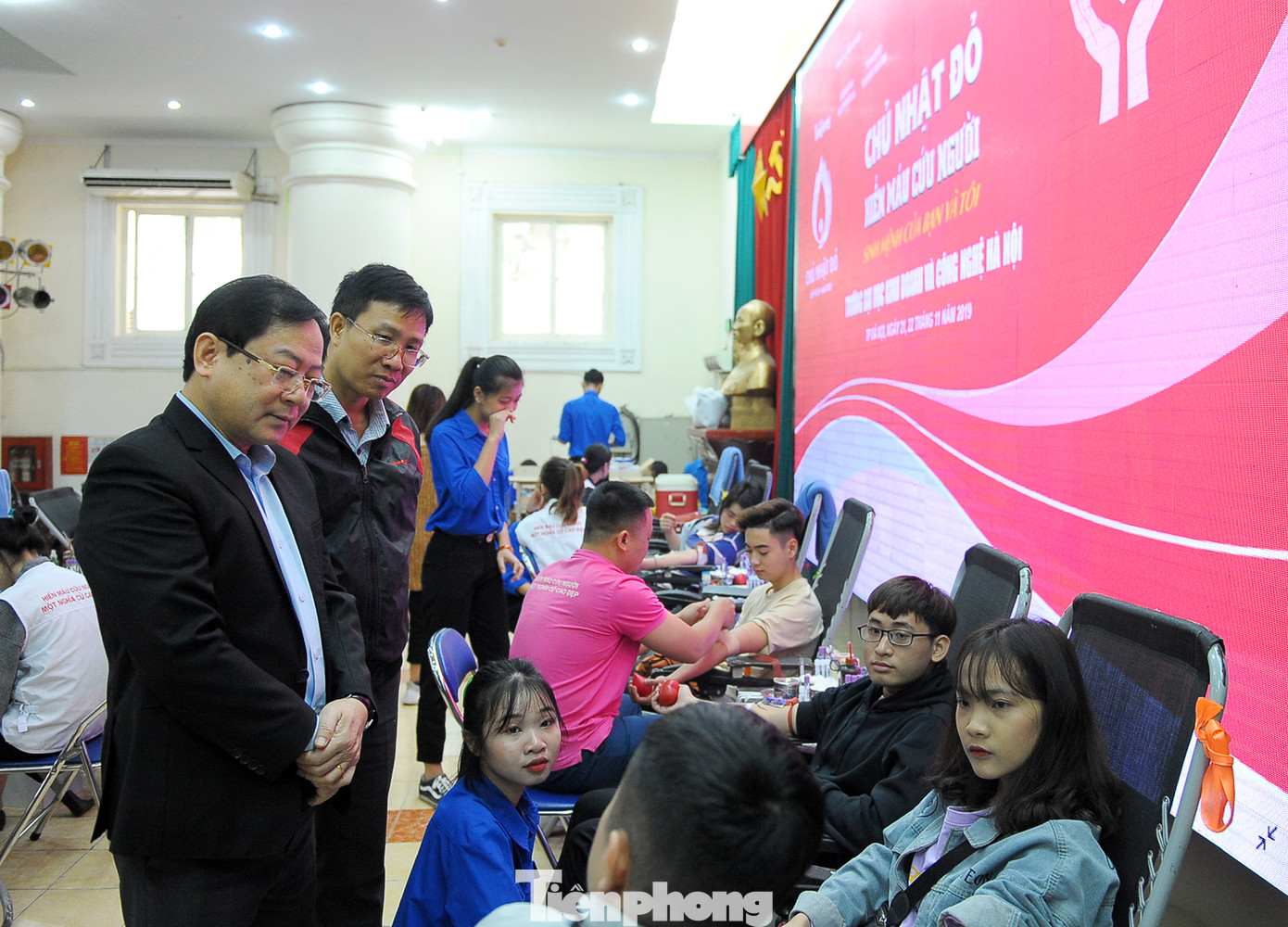 Sinh viên Kinh doanh Công nghệ tưng bừng hiến máu khởi động Chủ nhật Đỏ 2020 ảnh 5