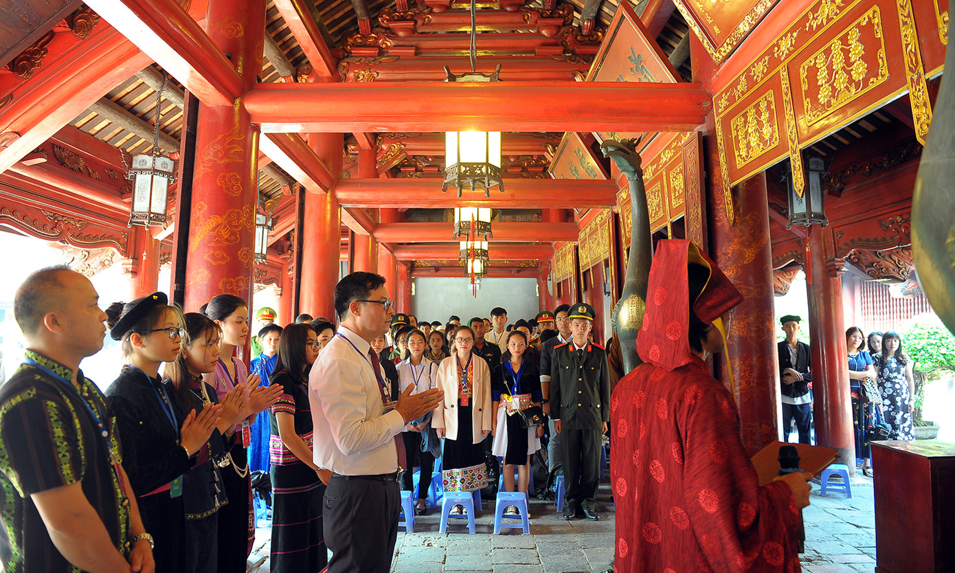 120 gương dân tộc thiểu số dâng hương, ghi sổ vàng Văn Miếu - Quốc Tử Giám ảnh 3