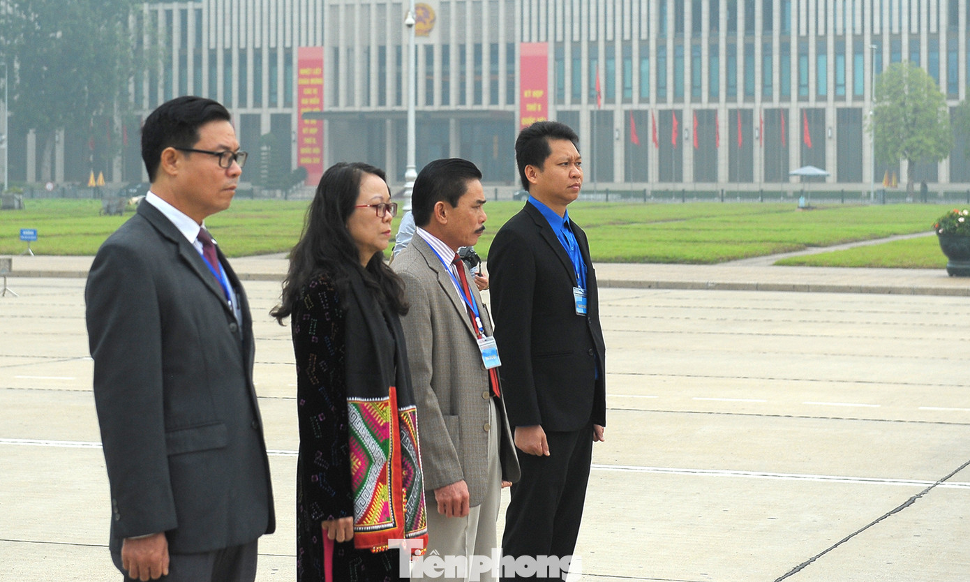 Thanh niên dân tộc thiểu số xuất sắc báo công, viếng lăng Bác ảnh 2