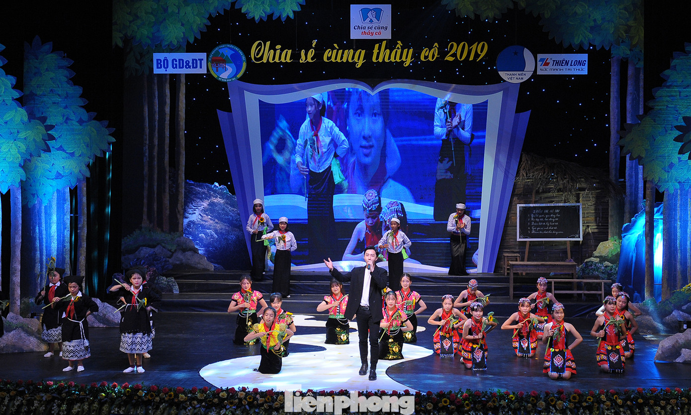 Tuyên dương 63 giáo viên 'gieo chữ trên mây, ươm chữ trên núi' ảnh 1