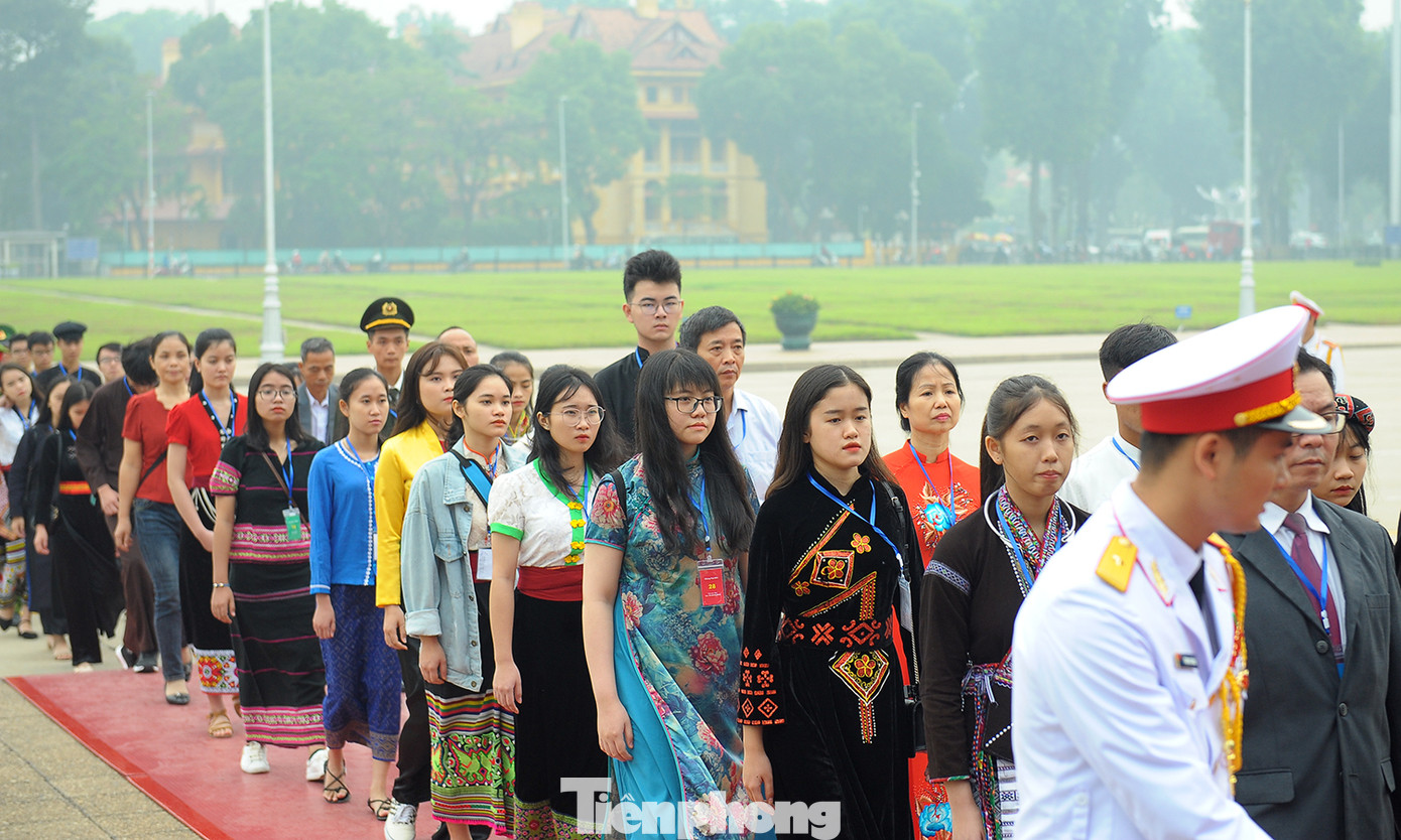 Thanh niên dân tộc thiểu số xuất sắc báo công, viếng lăng Bác ảnh 12
