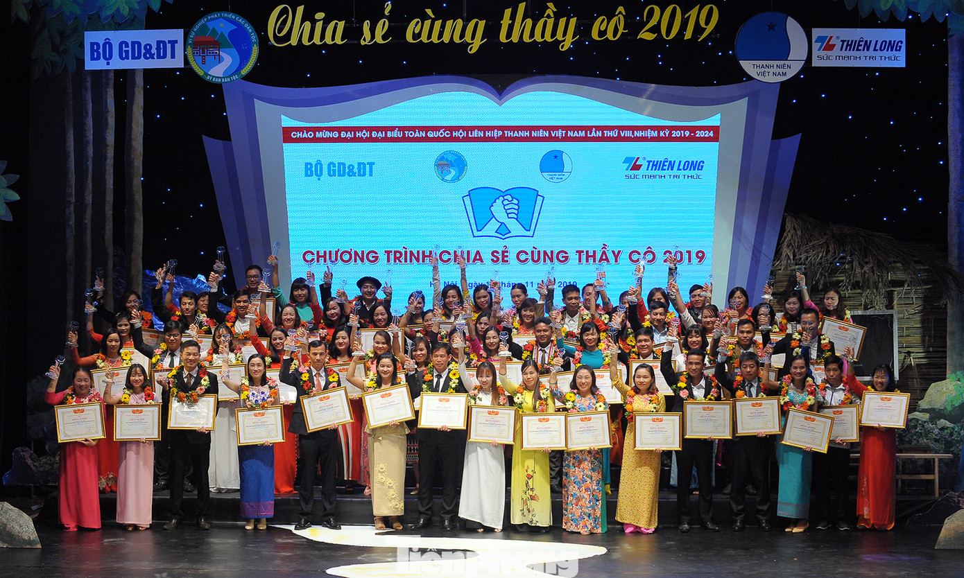 Tuyên dương 63 giáo viên 'gieo chữ trên mây, ươm chữ trên núi' ảnh 12