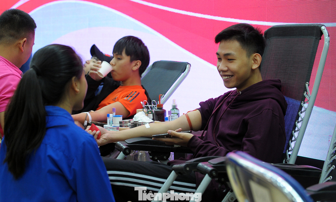 Sinh viên Kinh doanh Công nghệ tưng bừng hiến máu khởi động Chủ nhật Đỏ 2020 ảnh 13