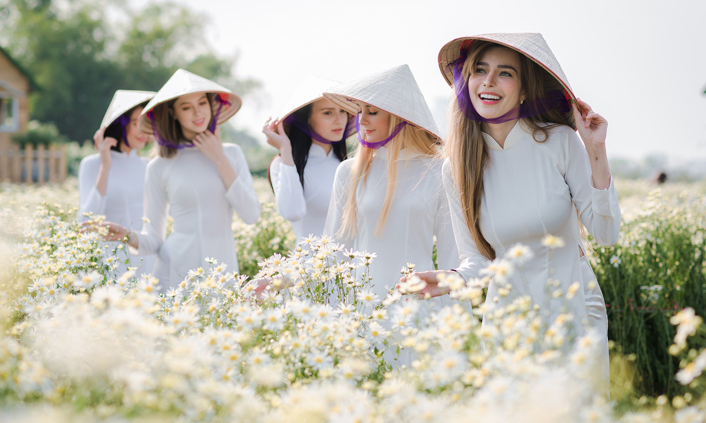 Thiếu nữ phương Tây khoe sắc giữa đồng hoa hoạ mi Hà thành ảnh 1