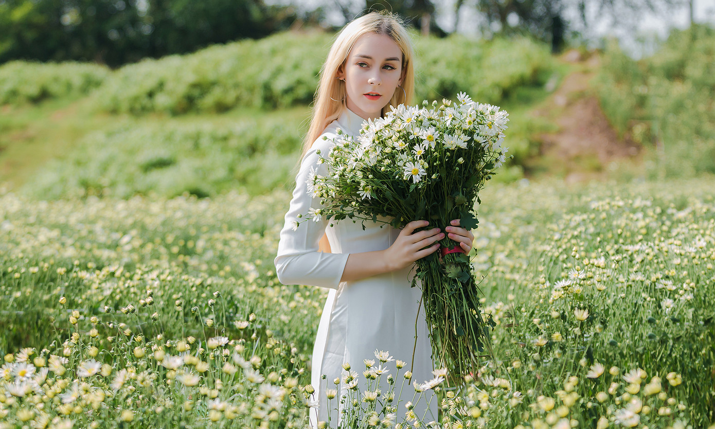 Thiếu nữ phương Tây khoe sắc giữa đồng hoa hoạ mi Hà thành ảnh 2