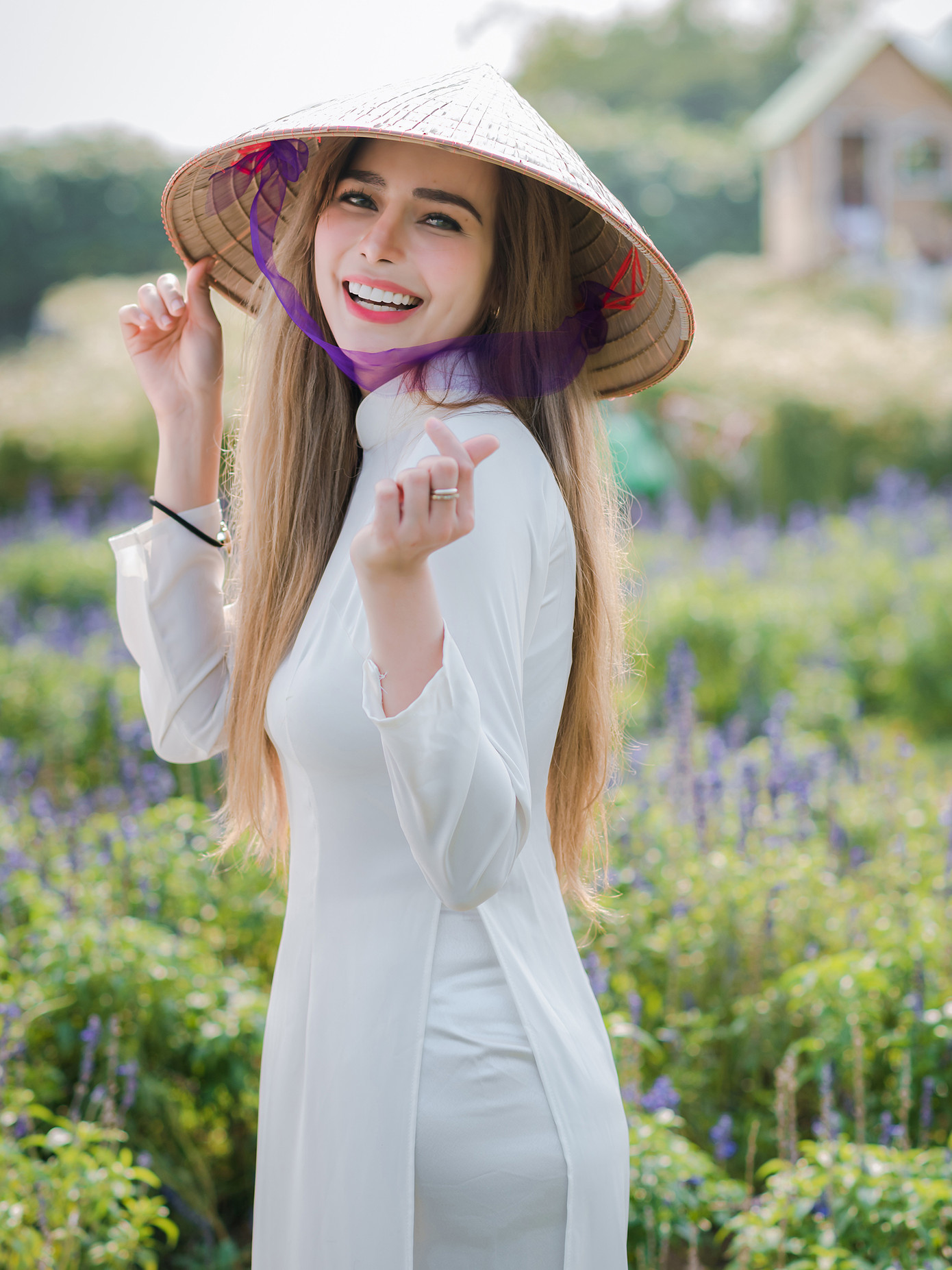 Thiếu nữ phương Tây khoe sắc giữa đồng hoa hoạ mi Hà thành ảnh 5