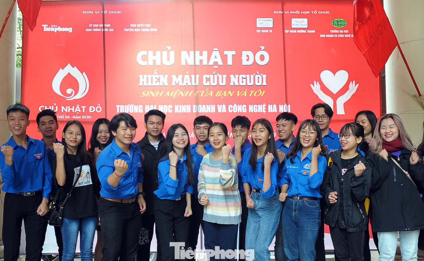 Sinh viên Kinh doanh Công nghệ tưng bừng hiến máu khởi động Chủ nhật Đỏ 2020 ảnh 3