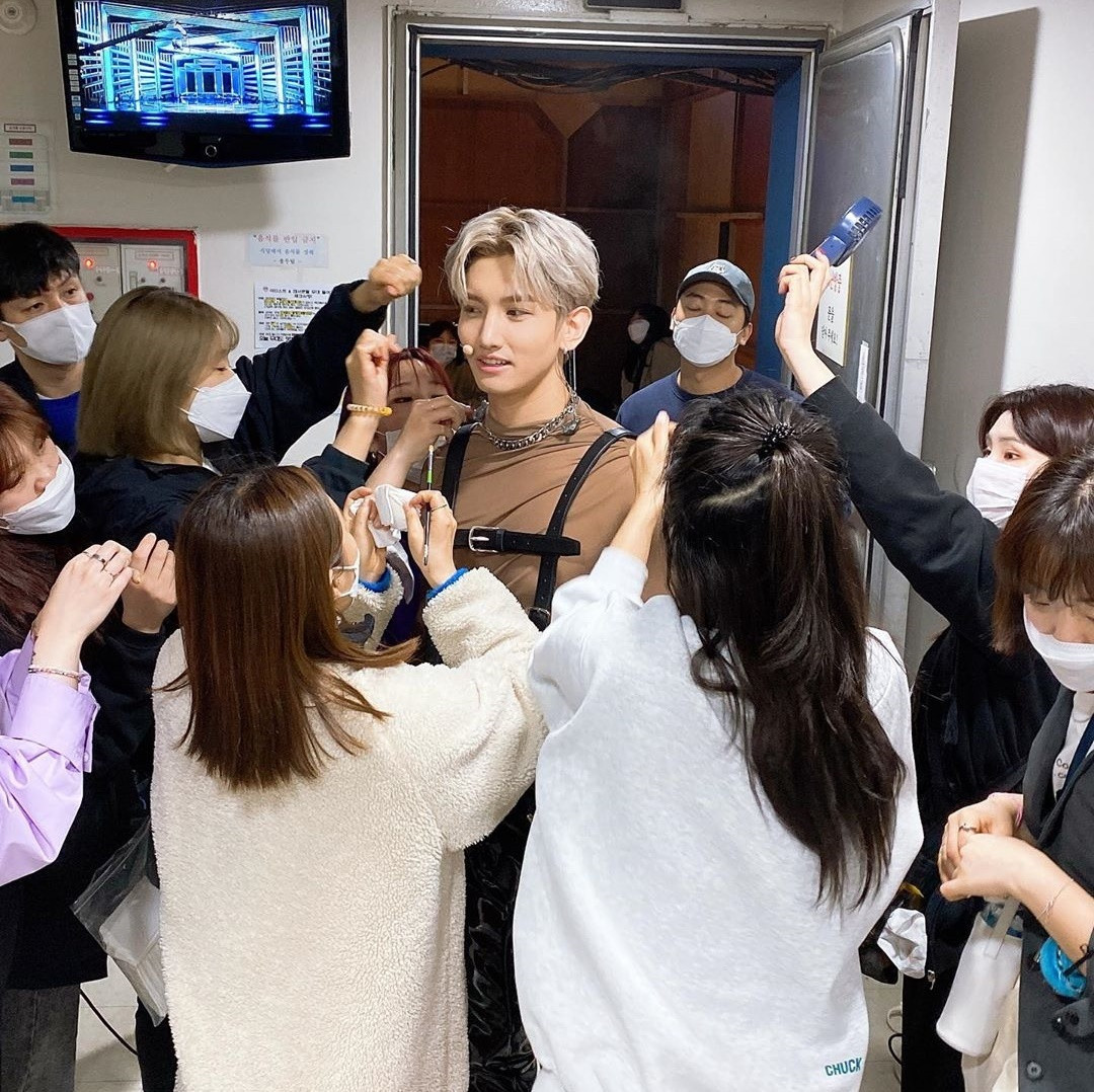 Sao Hàn 24H: Yoona (SNSD) đội tóc giả siêu khác lạ, Seulgi (Red Velvet) ngầu bá cháy ảnh 6