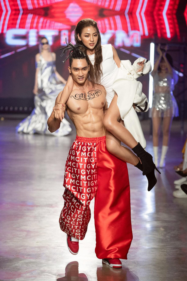 Lần đầu đi catwalk, hotgirl “Trứng rán cần mỡ” Trần Thanh Tâm đã gặp ngay tai nạn sàn diễn ảnh 7