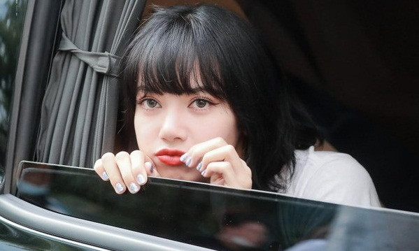 Sau vụ bị quản lý lừa 19 tỷ đồng, Lisa lại bị nhân viên YG Ent hành xử thô lỗ ảnh 1