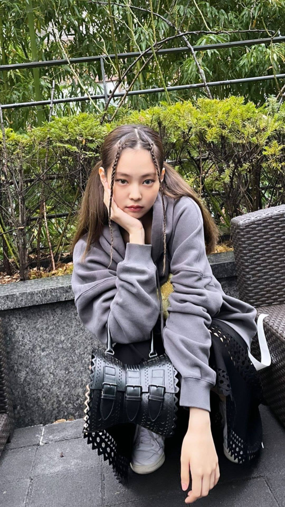 Cạn lời với phong cách mới của Jennie: Từ kiểu tóc đến trang phục đều dị đến không tưởng ảnh 4