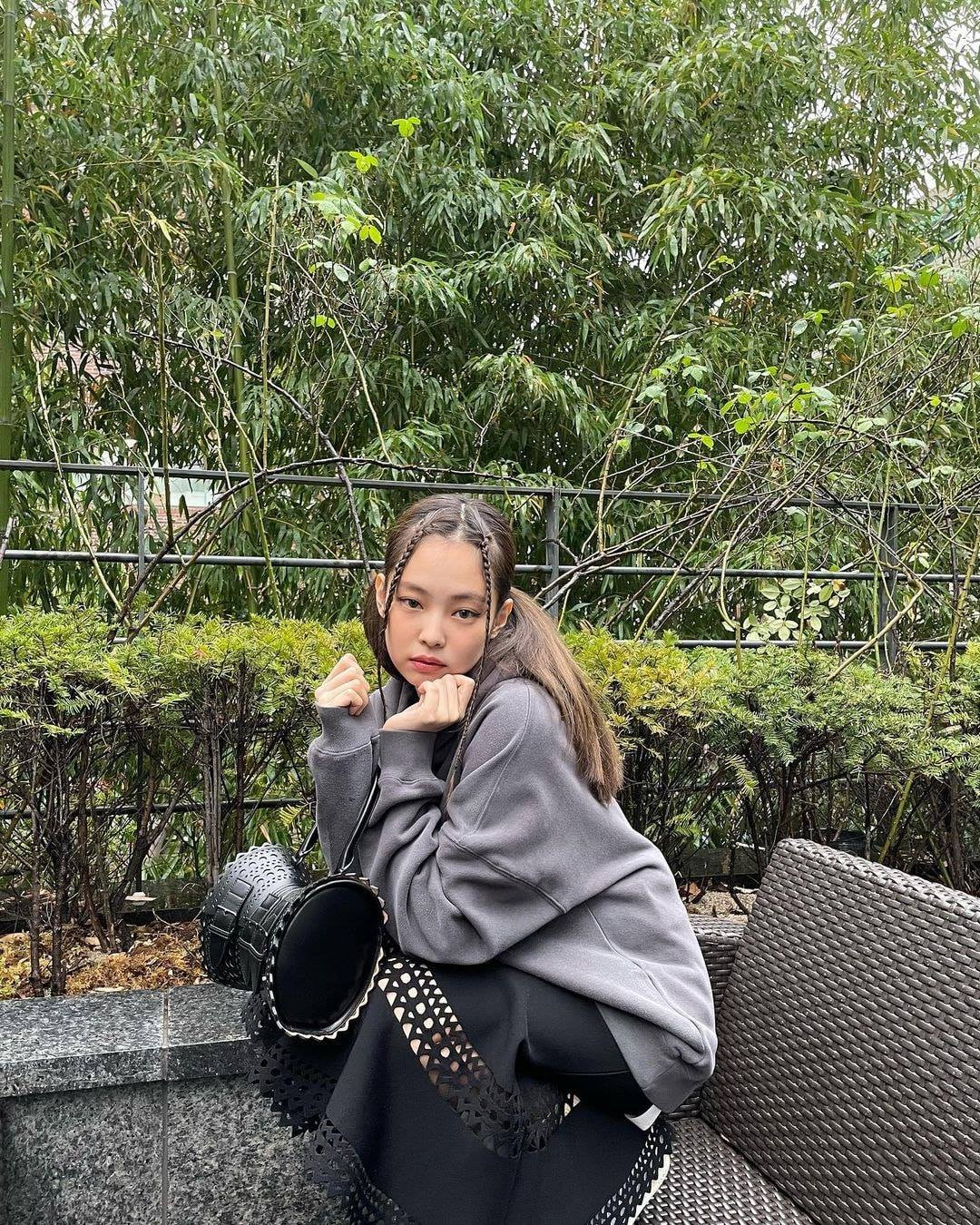 Cạn lời với phong cách mới của Jennie: Từ kiểu tóc đến trang phục đều dị đến không tưởng ảnh 3