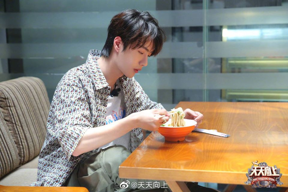 Lâu lắm Vương Nhất Bác mới cập nhật Weibo nhưng bài đăng lại khiến fan đau lòng, phẫn nộ ảnh 1