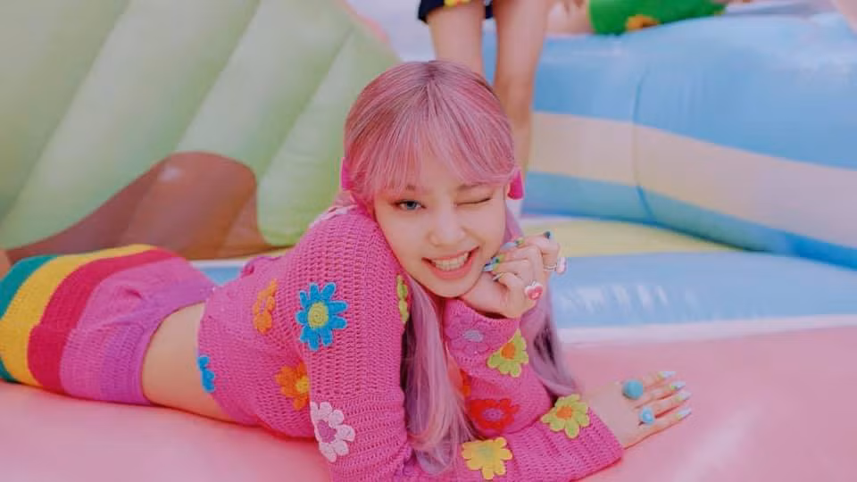 Có bất công cho Jennie (BLACKPINK) khi bị tố "sao chép Ariana Grande" vì hành động này? ảnh 1