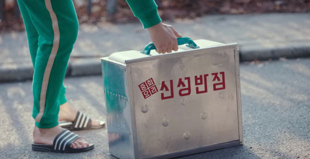 “Thánh tiết kiệm” gọi tên Kim Soo Hyun: Bảy năm rồi vẫn dùng một đôi dép ảnh 3