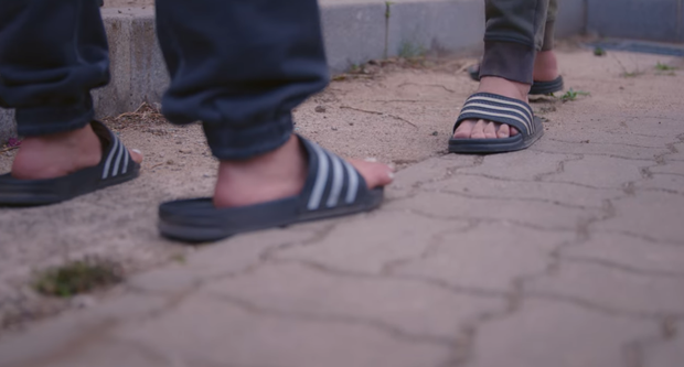 “Thánh tiết kiệm” gọi tên Kim Soo Hyun: Bảy năm rồi vẫn dùng một đôi dép ảnh 6