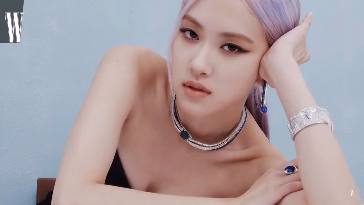 Chiếc nhẫn Rosé (BLACKPINK) đeo trên tạp chí W có gì đặc biệt mà gây tranh cãi ồn ào? ảnh 1