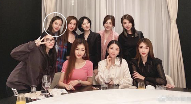 Netizen té ngửa trước lý do Angela Baby phải đứng nép mình trong tấm ảnh cùng hội bạn thân ảnh 1