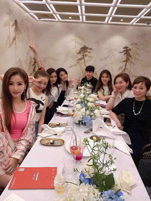 Netizen té ngửa trước lý do Angela Baby phải đứng nép mình trong tấm ảnh cùng hội bạn thân ảnh 2