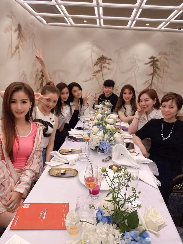 Netizen té ngửa trước lý do Angela Baby phải đứng nép mình trong tấm ảnh cùng hội bạn thân ảnh 2