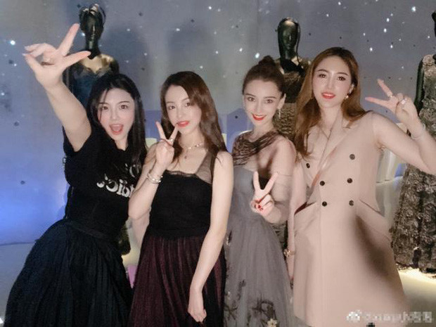 Netizen té ngửa trước lý do Angela Baby phải đứng nép mình trong tấm ảnh cùng hội bạn thân ảnh 3