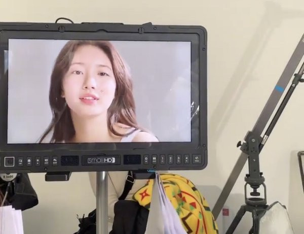 Fan truy tìm xuất xứ “chiếc chăn trứng cuộn” luôn ở bên Suzy suốt 8 năm qua ảnh 7