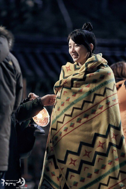 Fan truy tìm xuất xứ “chiếc chăn trứng cuộn” luôn ở bên Suzy suốt 8 năm qua ảnh 4