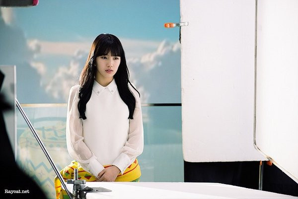 Fan truy tìm xuất xứ “chiếc chăn trứng cuộn” luôn ở bên Suzy suốt 8 năm qua ảnh 5