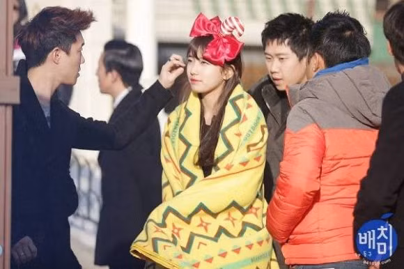 Fan truy tìm xuất xứ “chiếc chăn trứng cuộn” luôn ở bên Suzy suốt 8 năm qua ảnh 3