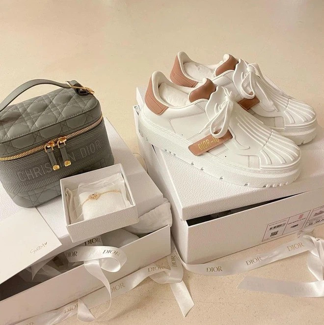 Đọ quà tặng Dior gửi tới hai “nàng thơ” Suzy và Jisoo BLACKPINK: Ai nhận được đồ “xịn” hơn? ảnh 2