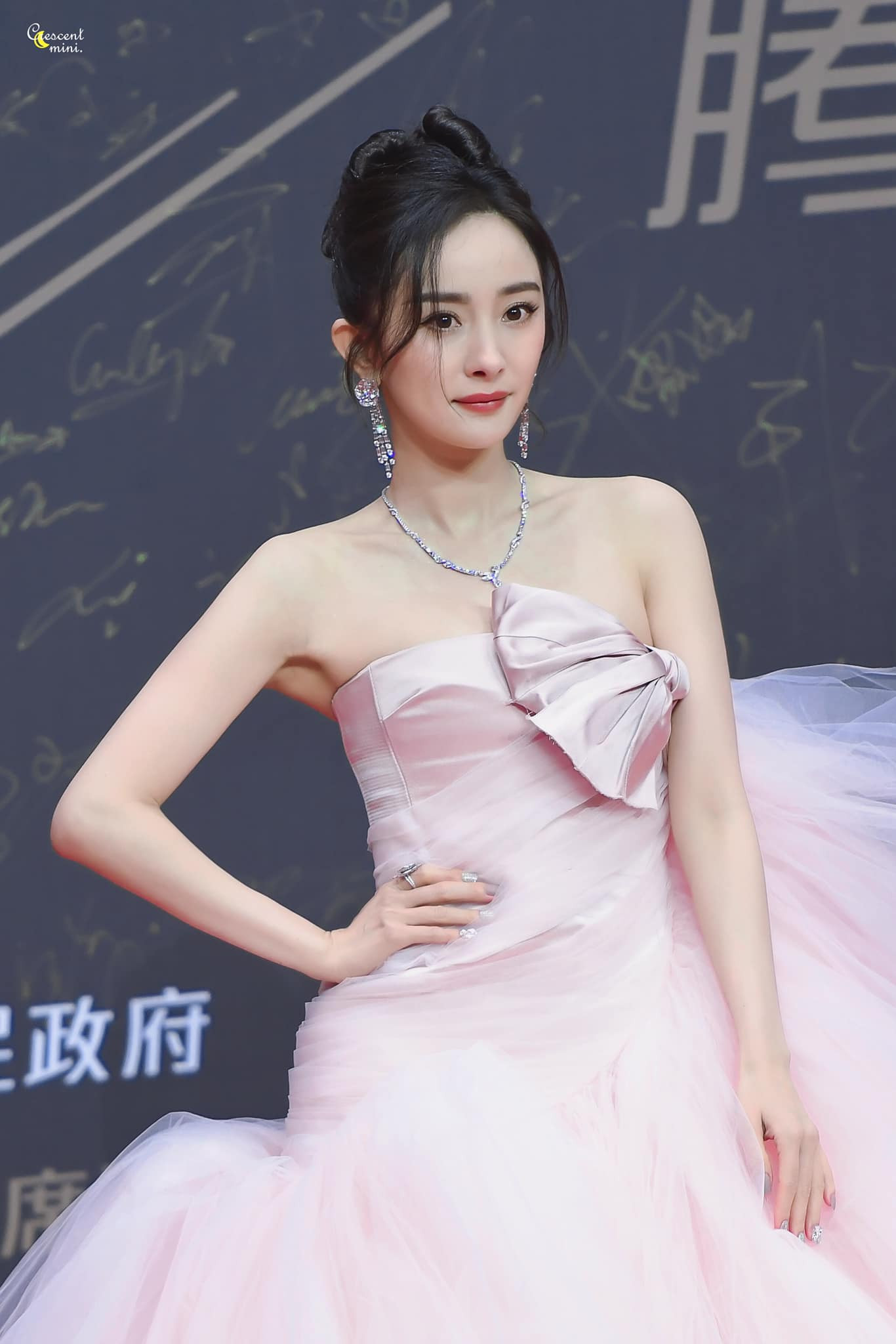 Lai lịch gây sốc của chiếc váy hồng “xa xỉ nhưng chẳng đẹp” mà Dương Mịch vừa diện ảnh 3