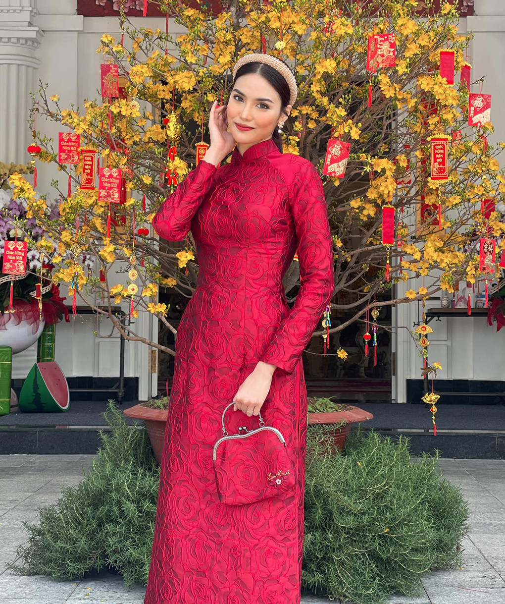 Ngắm sao Việt khoe áo dài ngày Tết mới thấy không phải túi hàng hiệu mà túi cói lên ngôi ảnh 5