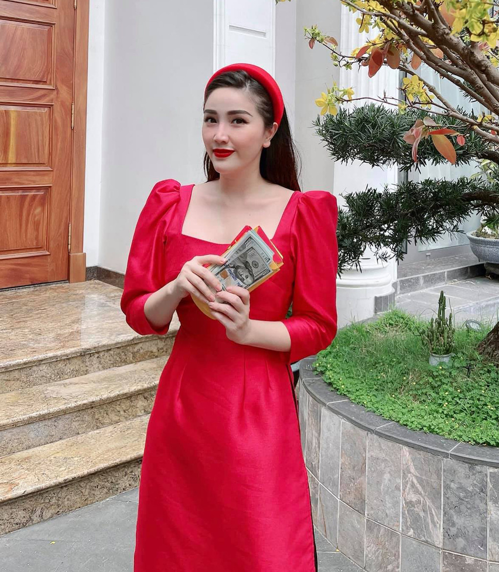 Ngắm sao Việt khoe áo dài ngày Tết mới thấy không phải túi hàng hiệu mà túi cói lên ngôi ảnh 9