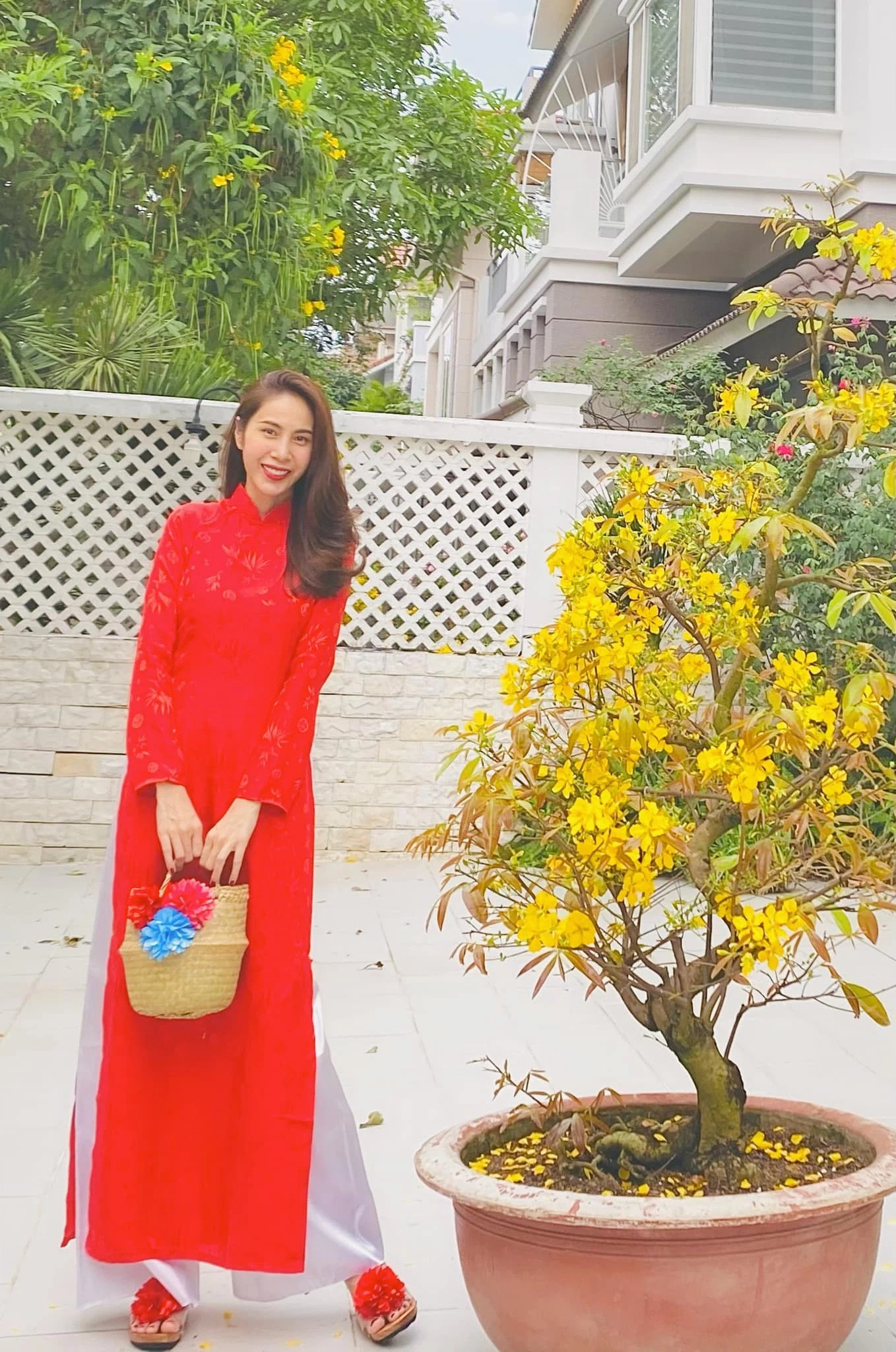 Ngắm sao Việt khoe áo dài ngày Tết mới thấy không phải túi hàng hiệu mà túi cói lên ngôi ảnh 2