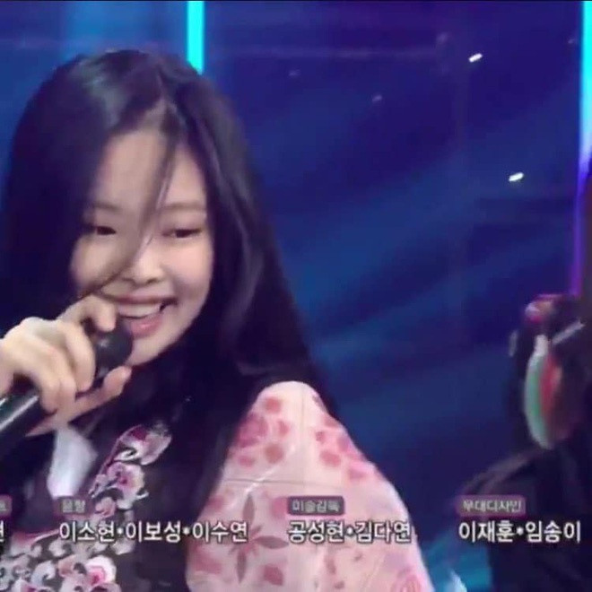 Jennie (BLACKPINK) - nữ idol đầu tiên tự tin khoe mặt mộc lên sân khấu ca nhạc? ảnh 2