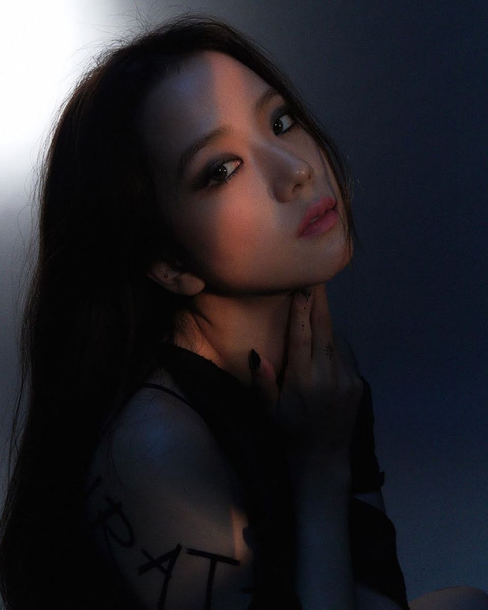 Không hổ danh “idol xinh như Hoa hậu”, Jisoo cứ trang điểm mắt khói lại đẹp hút hồn ảnh 2