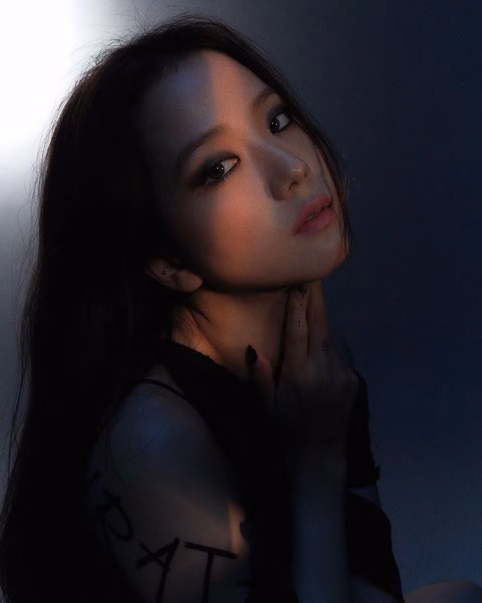 Không hổ danh “idol xinh như Hoa hậu”, Jisoo cứ trang điểm mắt khói lại đẹp hút hồn ảnh 2